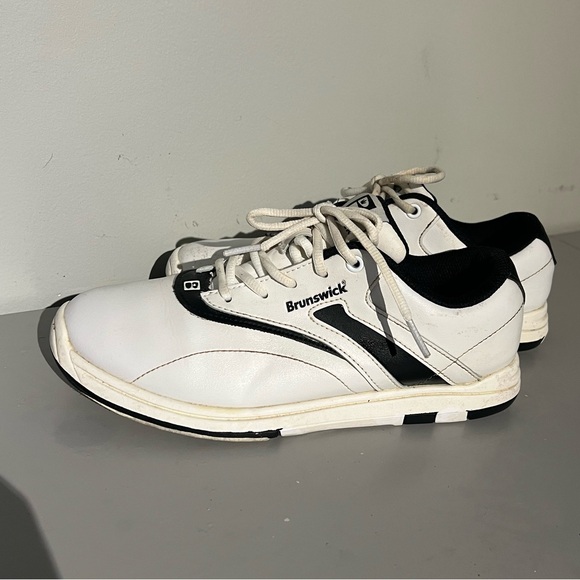 Shoes - Women’s Brunswick bowling shoes white black size 7.5